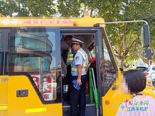 校車違規上下學生 交警及時查處消除安全隱患