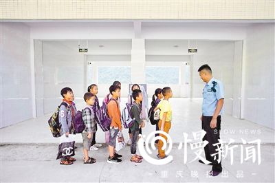 鎮上有個張叔叔 14年護送學生搭“江上校車”