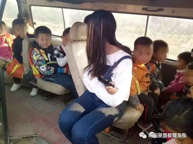 南陽一男子太猖狂！開“黑校車”還超員，刑拘你們虧不虧？