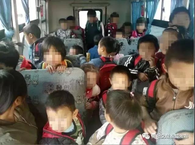 南陽一男子太猖狂！開“黑校車”還超員，刑拘你們虧不虧？