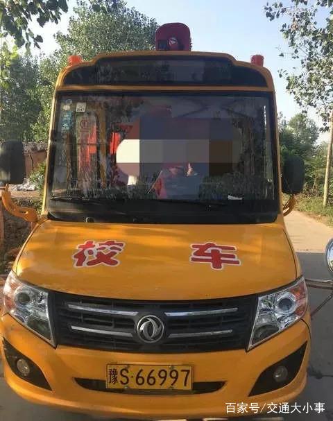 典型黑校車：核載8人，實載30人，其中28人為幼兒
