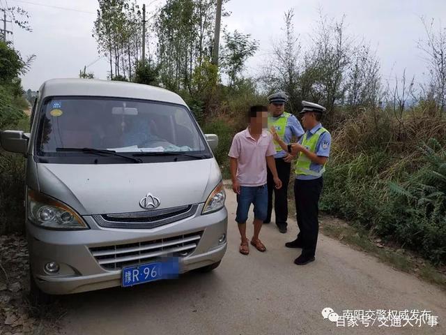 典型黑校車：核載8人，實載30人，其中28人為幼兒