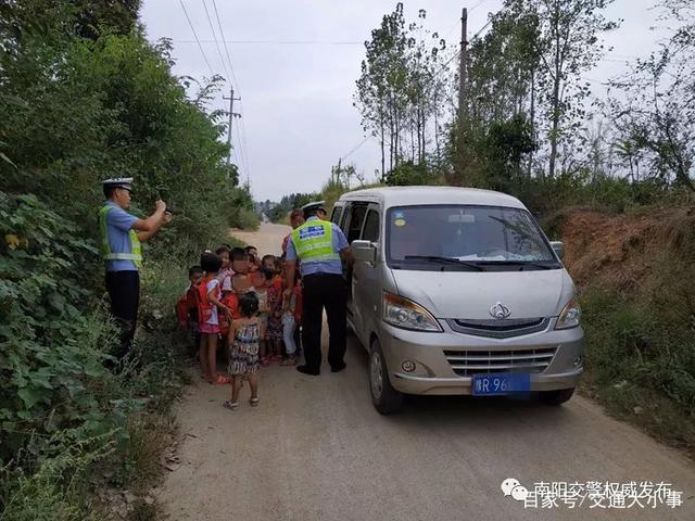 典型黑校車：核載8人，實載30人，其中28人為幼兒