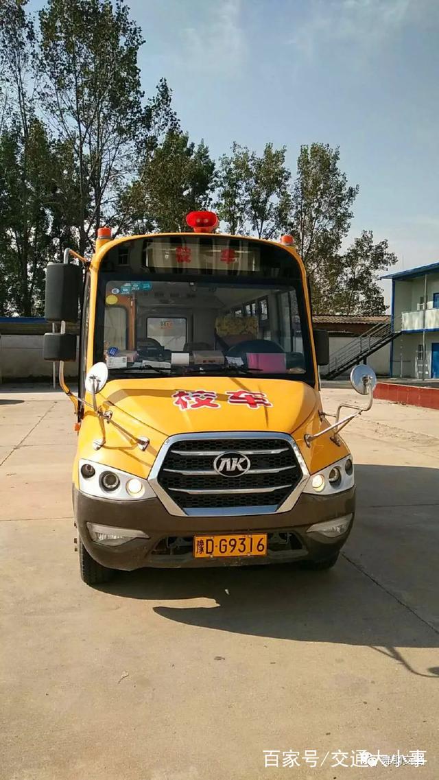典型黑校車：核載8人，實載30人，其中28人為幼兒