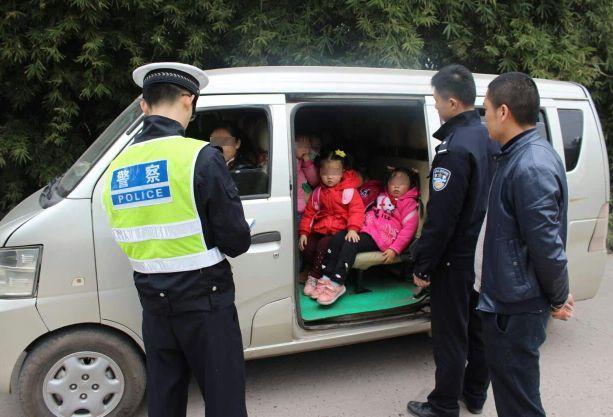 準乘5人卻塞進了37人！這輛黑校車居然還偽造號牌，已達報廢