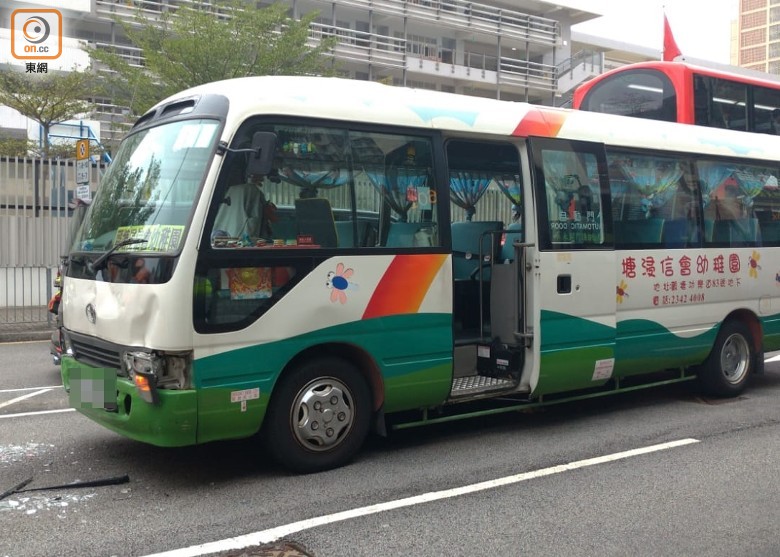 香港兩校車相撞，至少15名幼兒園學生受傷