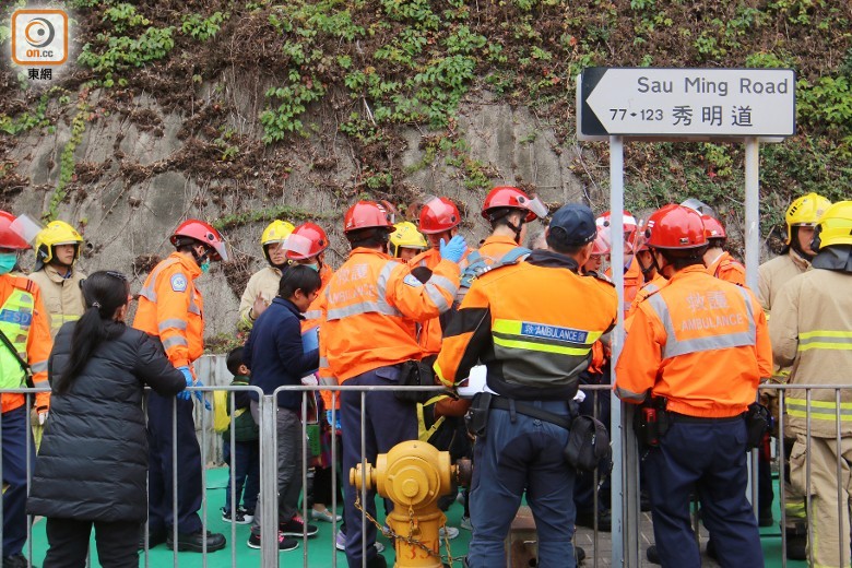 香港兩校車相撞，至少15名幼兒園學生受傷