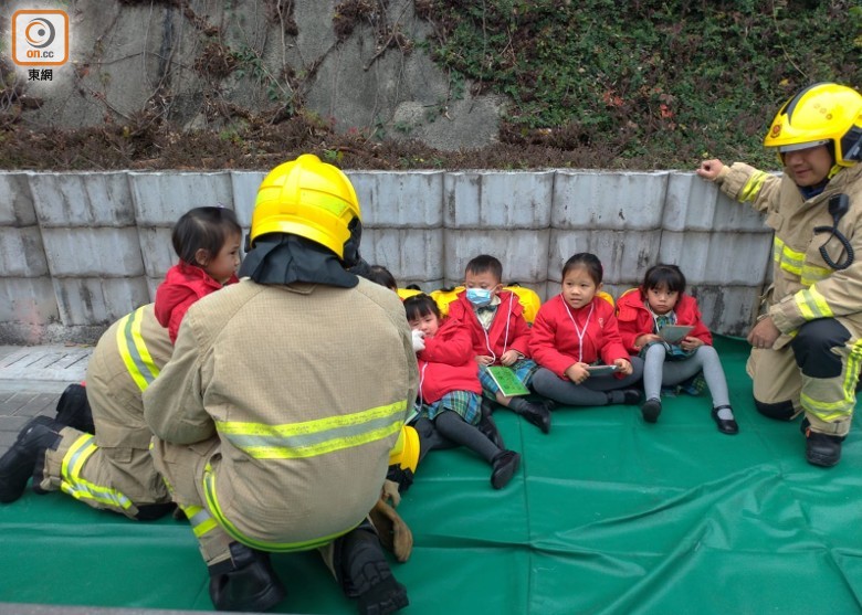 香港兩校車相撞，至少15名幼兒園學生受傷