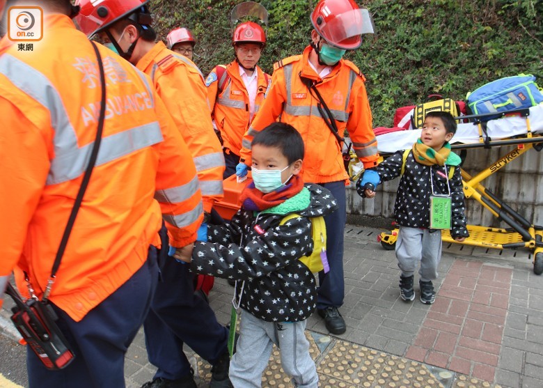 香港兩校車相撞，至少15名幼兒園學生受傷