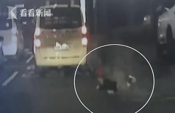 5歲女孩下校車時被門夾住 司機沒注意繼續(xù)拖行