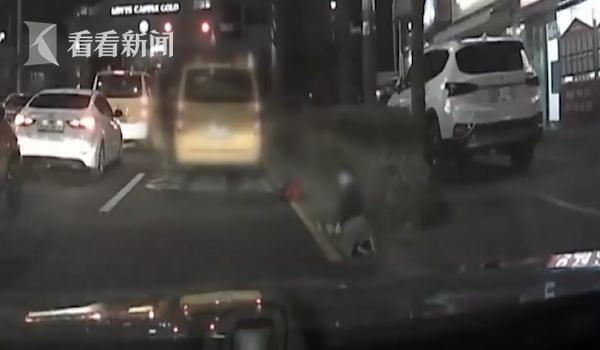 5歲女孩下校車時被門夾住 司機沒注意繼續(xù)拖行