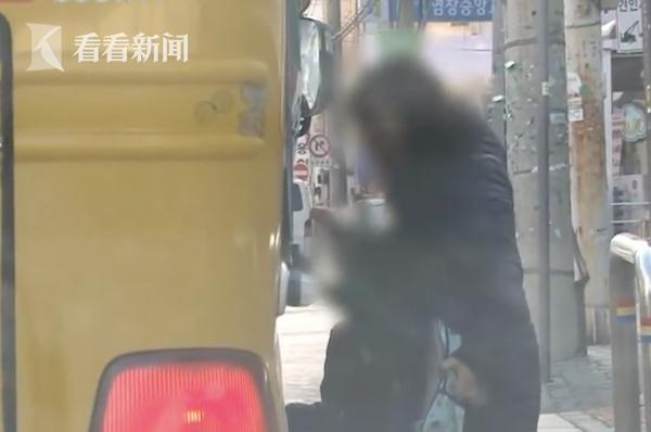 5歲女孩下校車時被門夾住 司機沒注意繼續(xù)拖行