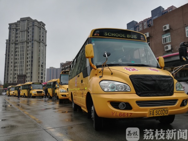 開學在即，南京公交部門對校車進行安檢