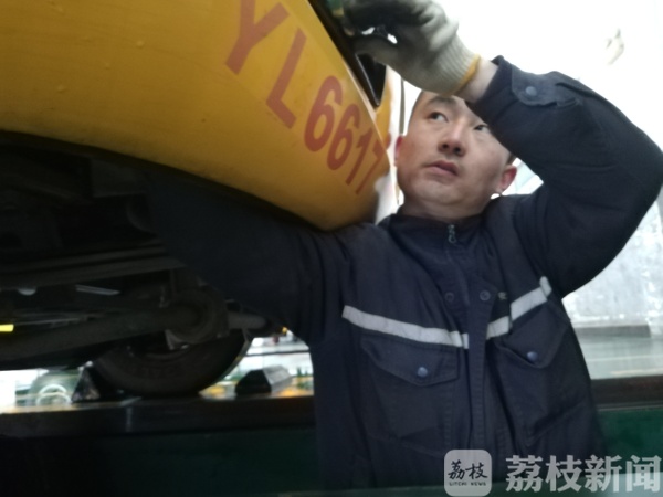 開學在即，南京公交部門對校車進行安檢
