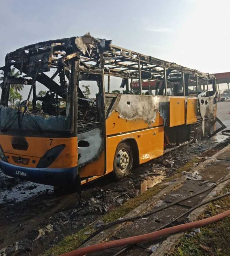 馬來西亞：校車行駛途中突著火，38學(xué)生及司機(jī)逃出生天