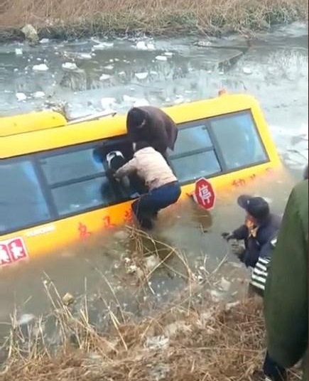 河北滄州：南皮縣烏馬營鎮一輛校車，接送學生途中不慎落入冰水中