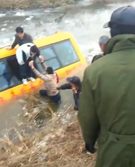 河北滄州：南皮縣烏馬營鎮一輛校車，接送學生途中不慎落入冰水中
