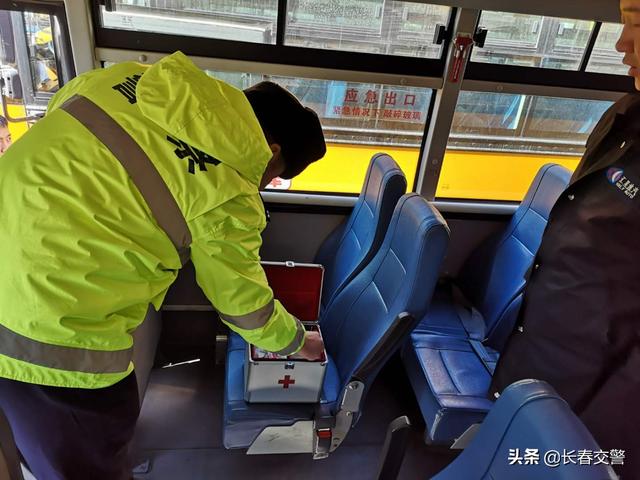 強(qiáng)化校車檢查，筑牢安全防線，“校車安全”這根弦堅(jiān)決不能松！