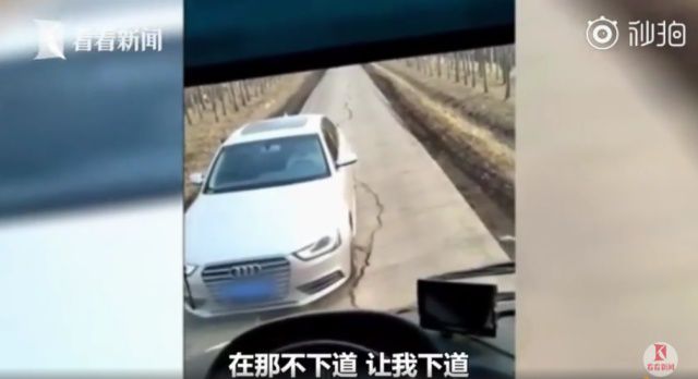 奧迪車不讓道與校車僵持40分鐘，這路得修修了！