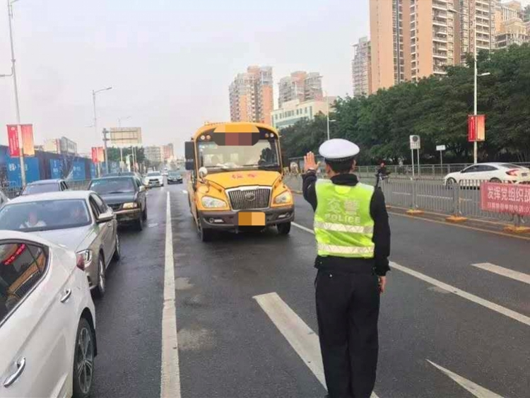 深圳一輛幼兒園校車超載被交警截停，超員的4個娃由警車送到學(xué)校