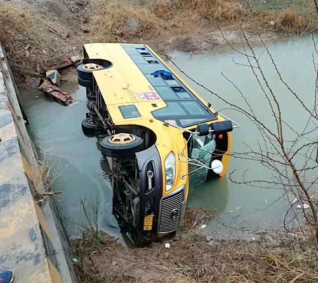 直播德州：樂陵一校車側翻入河，官方發布情況通報