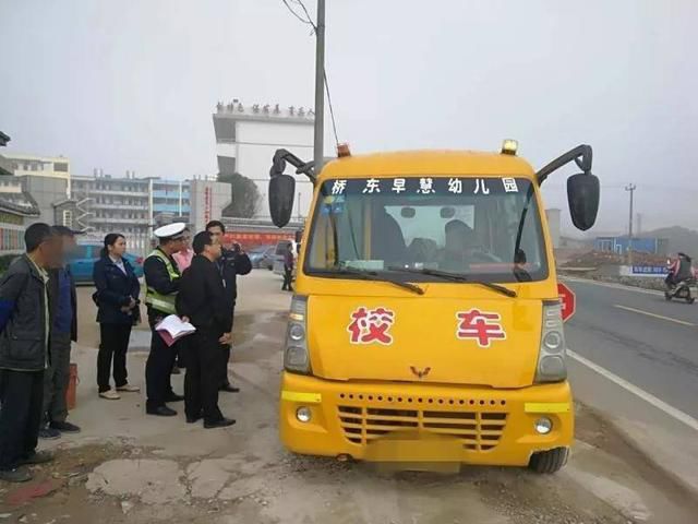 明明是幼兒園校車，怎么車里還有蹭車的老鄉？