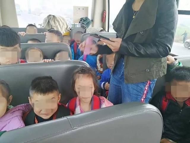 明明是幼兒園校車，怎么車里還有蹭車的老鄉？