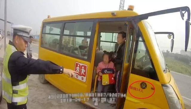 明明是幼兒園校車，怎么車里還有蹭車的老鄉？