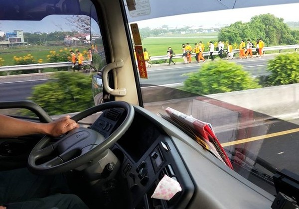 臺灣：校車爆胎30名學生走路肩下交流道，校方：不續(xù)聘司機