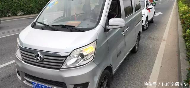 珠海90后黃毛小伙早上在馬路睡覺，被校車司機舉報，竟塞交警5000元求放過！