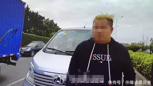 珠海90后黃毛小伙早上在馬路睡覺，被校車司機舉報，竟塞交警5000元求放過！