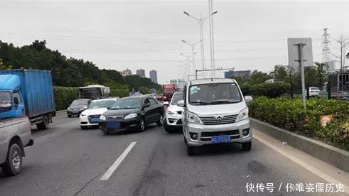 珠海90后黃毛小伙早上在馬路睡覺，被校車司機舉報，竟塞交警5000元求放過！
