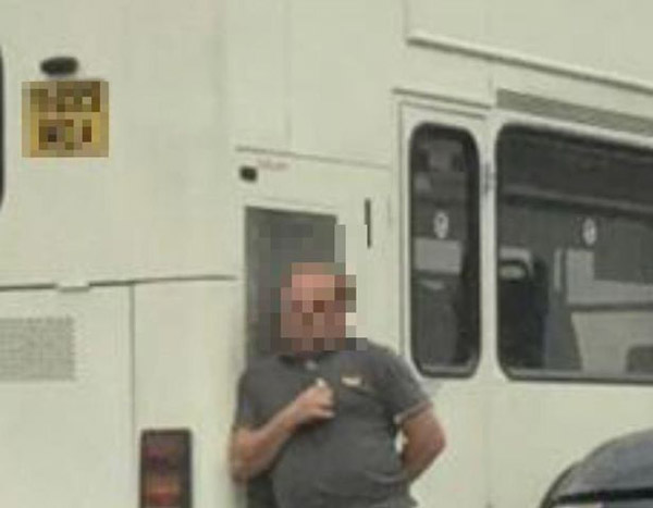英國一校車司機(jī)對學(xué)生大聲訓(xùn)斥中忘拉手剎，致校車從山上沿坡道向下滑行