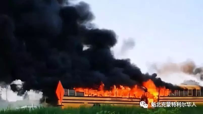 加拿大魁省高速上兩輛校車相撞起大火 25名兒童被送到醫(yī)院