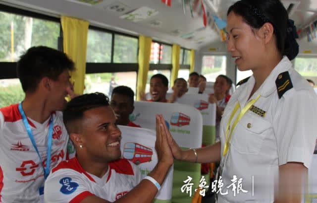 世界青少年足球賽青島開戰，溫馨校車助力