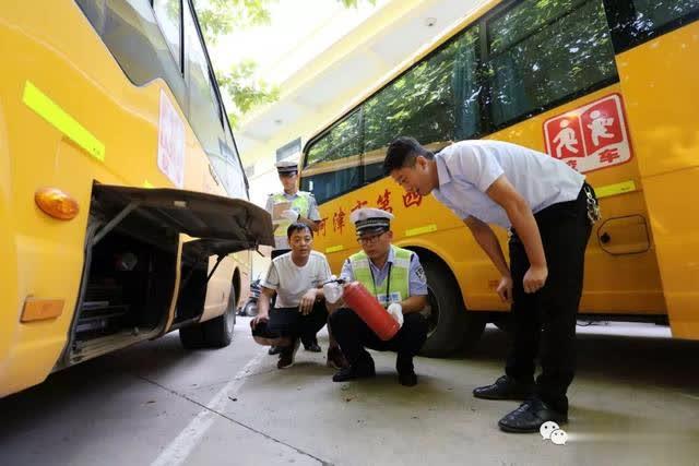 河津：開(kāi)學(xué)前檢查校車(chē)