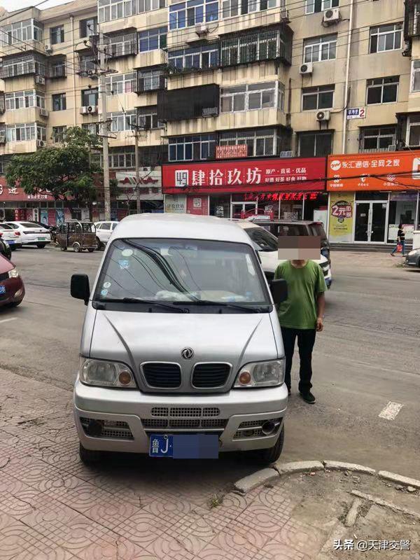 開學(xué)首日 交警查獲超員黑校車 派警入校宣傳教育消除隱患