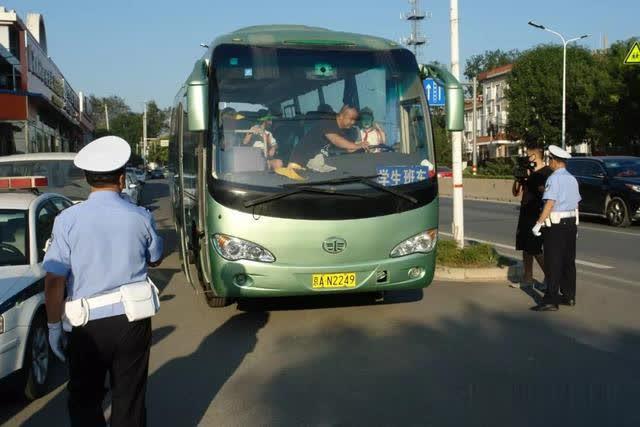 開學首日昌平區檢查校車和接送學生車輛，未發現車輛超員現象