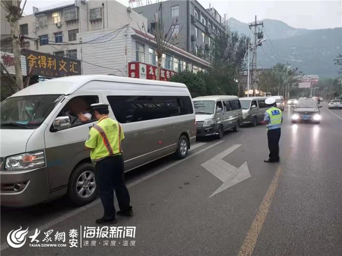為學生鋪平上學“平安路”泰安交警查處6輛“黑校車”