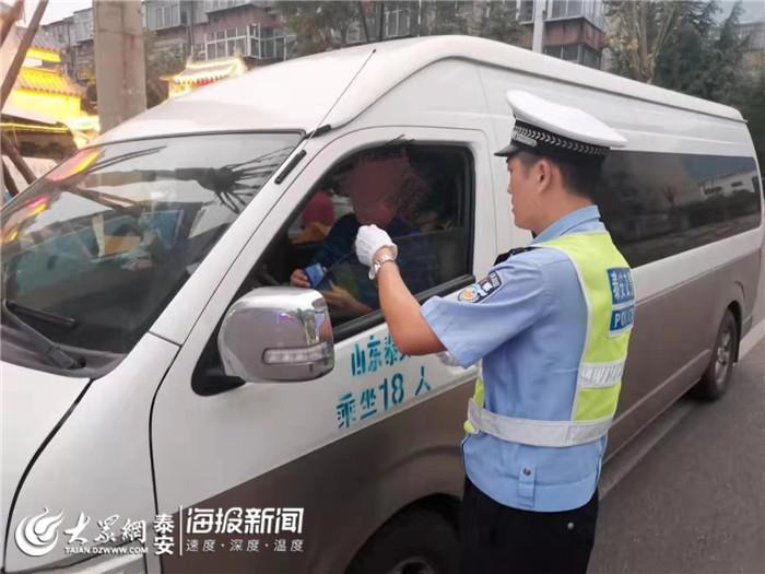 為學生鋪平上學“平安路”泰安交警查處6輛“黑校車”