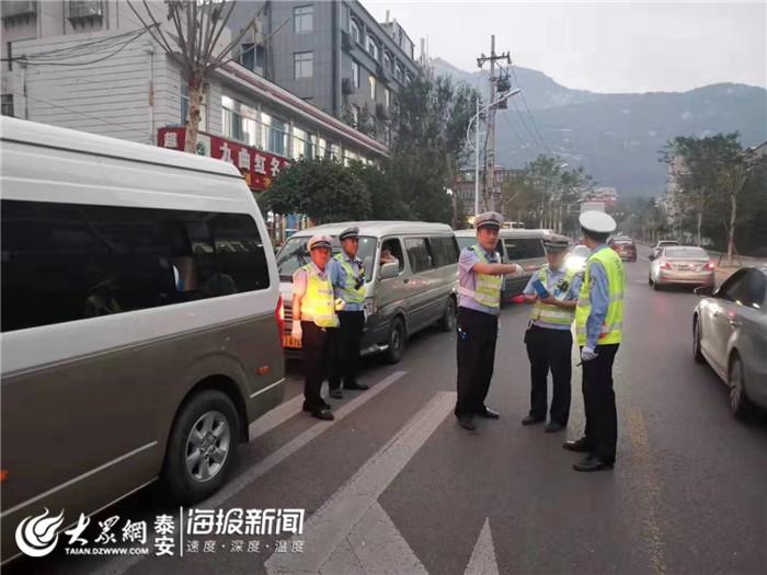 為學生鋪平上學“平安路”泰安交警查處6輛“黑校車”