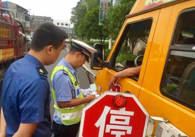 湘潭一校車司機(jī)酒駕心存僥幸“走捷徑”，交警蜀黍：沒想到吧？