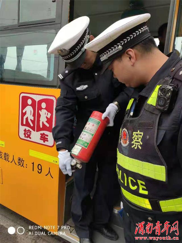 華陰交警大隊(duì)“提認(rèn)識(shí)、抓源頭、排隱患、嚴(yán)管控”進(jìn)一步加強(qiáng)校車安全管理