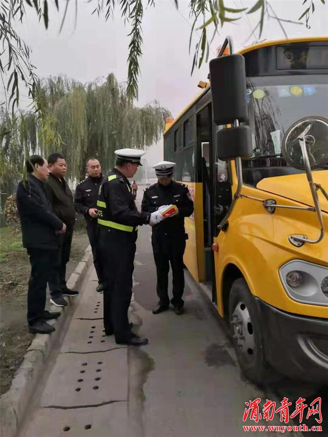 華陰交警大隊(duì)“提認(rèn)識(shí)、抓源頭、排隱患、嚴(yán)管控”進(jìn)一步加強(qiáng)校車安全管理
