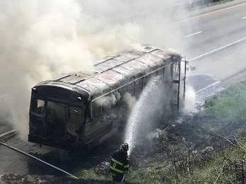 校車爆胎后劇烈燃燒，3位女教師冷靜應對，救活了全車人