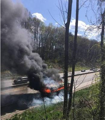 校車爆胎后劇烈燃燒，3位女教師冷靜應對，救活了全車人