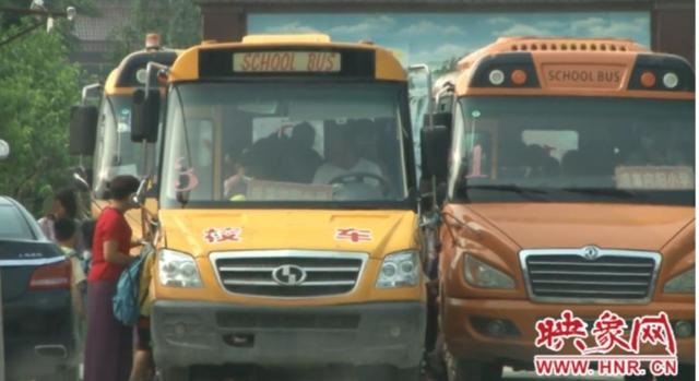 無牌不帶證還超員 鹿邑一幼兒園校車引家長(zhǎng)擔(dān)憂