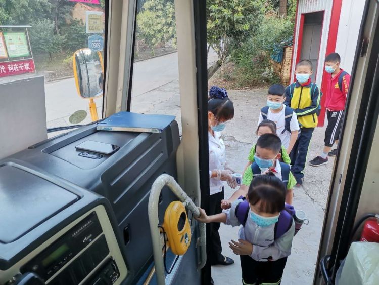 青島：新學(xué)期，校車為平度1.8萬余名學(xué)生安全護(hù)航