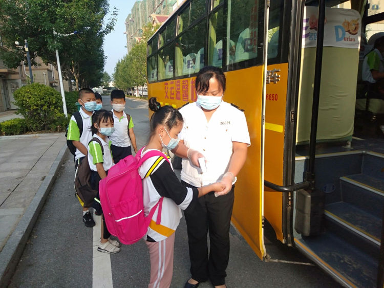 青島：新學(xué)期，校車為平度1.8萬余名學(xué)生安全護(hù)航