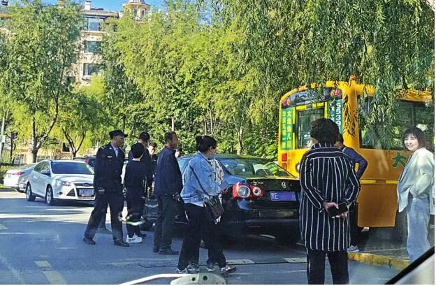 停車亂疾，致校車被堵耽誤孩子上學(xué)